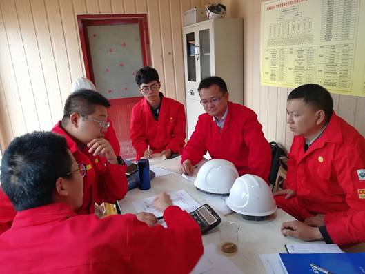 說明: C:\Users\thtfpc\Desktop\采訪腳本\賈虎\賈虎在一線實踐研究.jpg